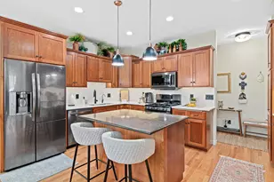 2710 Red Splendor Cir E, Maplewood, MN 55119 - Photo 9