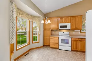 505 Holly Ln N, Oakdale, MN 55128 - Photo 9