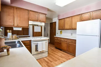 302 Sherwood Avenue N, Thief River Falls, MN 56701 - Photo 7