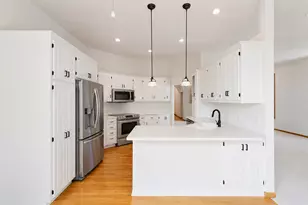 10471 Spyglass Dr, Eden Prairie, MN 55347 - Photo 5