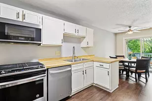 1042 Pontiac Ln, Chanhassen, MN 55317 - Photo 11