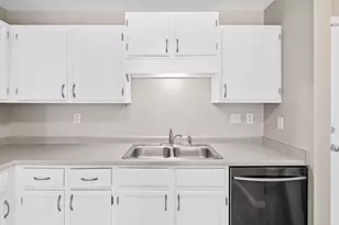 66 9th St E, Saint Paul, MN 55101 - Photo 9