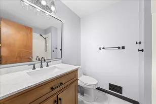 995 Heritage Ct E, Vadnais Heights, MN 55127 - Photo 15