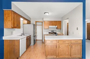 995 Heritage Ct E, Vadnais Heights, MN 55127 - Photo 9