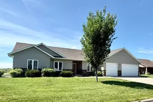 906 Sunrise Blvd, Redwood Falls, MN 56283 - Photo 1