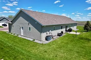 906 Sunrise Blvd, Redwood Falls, MN 56283 - Photo 5