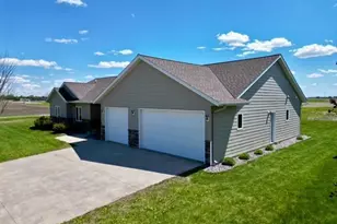 906 Sunrise Blvd, Redwood Falls, MN 56283 - Photo 3