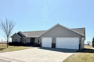 906 Sunrise Blvd, Redwood Falls, MN 56283 - Photo 3