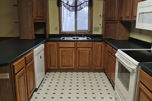 1121 S Vine St, Fergus Falls, MN 56537 - Photo 9