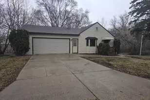 1121 S Vine St, Fergus Falls, MN 56537 - Photo 1