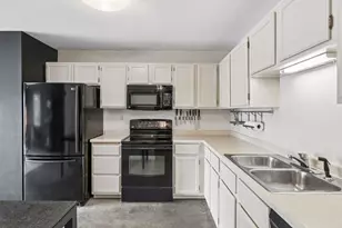 66 9th St E, Saint Paul, MN 55101 - Photo 7
