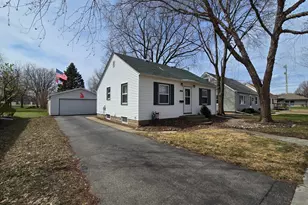 418 Skaro St, Saint Peter, MN 56082 - Photo 1