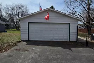 418 Skaro St, Saint Peter, MN 56082 - Photo 25