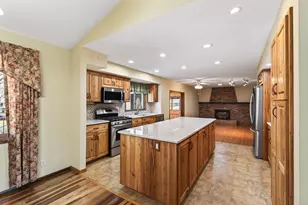 7910 W Park Hills Dr, Bloomington, MN 55438 - Photo 9