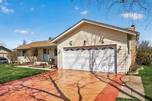 7910 W Park Hills Dr, Bloomington, MN 55438 - Photo 3