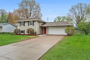 1047 Lowell Dr, Apple Valley, MN 55124 - Photo 3