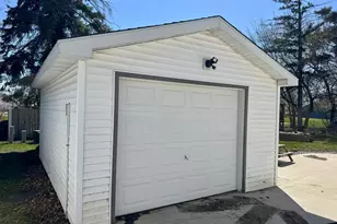 905 W Chestnut Ave, Olivia, MN 56277 - Photo 3