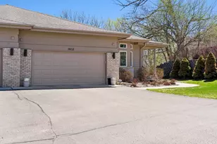7052 Crowne Oak Rd, Eden Prairie, MN 55344 - Photo 3