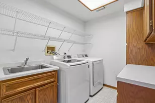 8912 Vincent Pl, Bloomington, MN 55431 - Photo 21