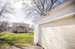 107 E 4th St, Morris, MN 56267 - Photo 5