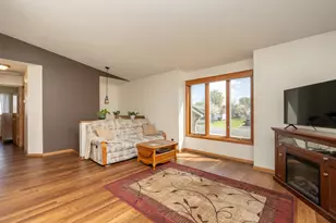 433 Braeburn Dr, Shakopee, MN 55379 - Photo 5