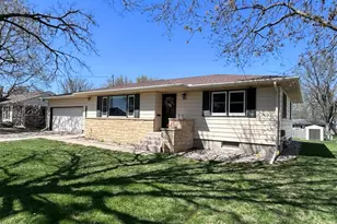 305 9th Ave SE, Waseca, MN 56093 - Photo 1