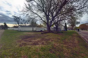 391 W Franklin St, Wells, MN 56097 - Photo 3