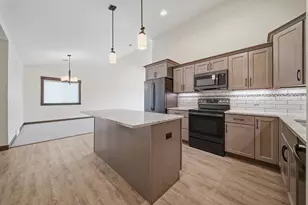 4911 Field Crest Ln, Eau Claire, WI 54701 - Photo 3