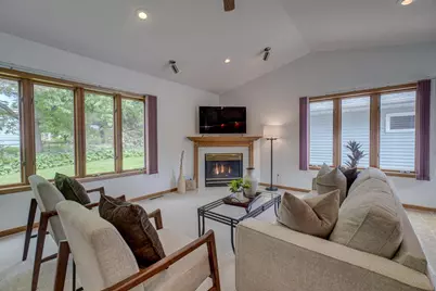 2201 Roselawn Avenue W, Roseville, MN 55113 - Photo 7