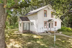 344 NE 1st St, Belle Plaine, MN 56011 - Photo 3