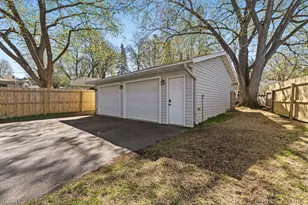 1988 Memory Ln, North Saint Paul, MN 55109 - Photo 9