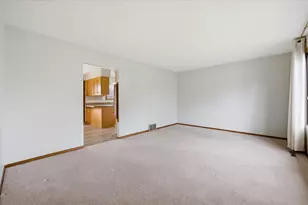 513 Laredo Ln, Chanhassen, MN 55317 - Photo 5
