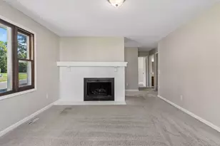 6748 Gretchen Ct N, Oakdale, MN 55128 - Photo 9