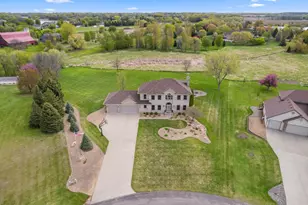 744 Theis Dr, Shakopee, MN 55379 - Photo 3