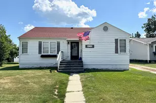 406 3rd St NE, Roseau, MN 56751 - Photo 1