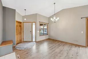 5386 Emerald Way, Apple Valley, MN 55124 - Photo 11