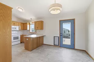 932 S Chestnut St, Belle Plaine, MN 56011 - Photo 7