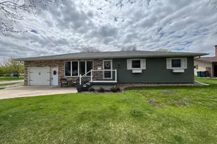 906 Willow Ave, Marshall, MN 56258 - Photo 1