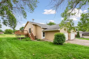 1070 Butte Ct, Chanhassen, MN 55317 - Photo 1