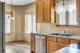 321 Summer Pl E, Maplewood, MN 55117 - Photo 5