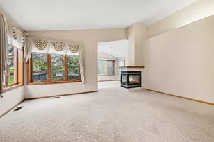 8819 Stonebrooke Ct, Woodbury, MN 55125 - Photo 3
