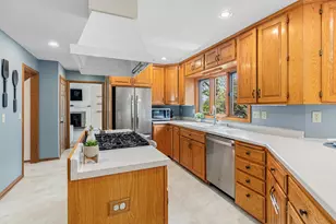 6903 Rosemary Rd, Eden Prairie, MN 55346 - Photo 9