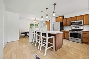 806 Parkway Dr, Saint Paul, MN 55106 - Photo 5