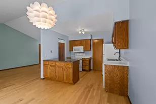 977 Heritage Ct E, Vadnais Heights, MN 55127 - Photo 19