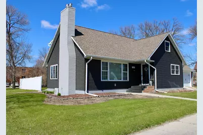 305 Arnold Avenue N, Thief River Falls, MN 56701 - Photo 1