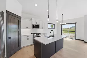 909 Acorn Ct, Hudson, WI 54016 - Photo 7