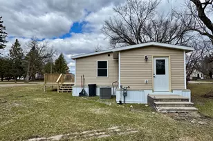 202 Washington St SE, Warroad, MN 56763 - Photo 5