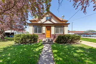 272 W Tyrone St, Le Center, MN 56057 - Photo 1