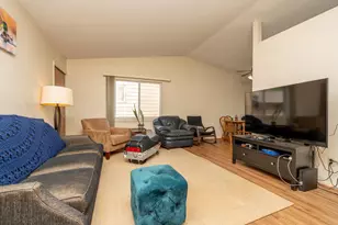 1031 Eastview Cir, Shakopee, MN 55379 - Photo 3