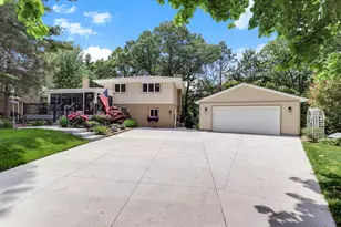645 Warner Ave S, Mahtomedi, MN 55115 - Photo 1